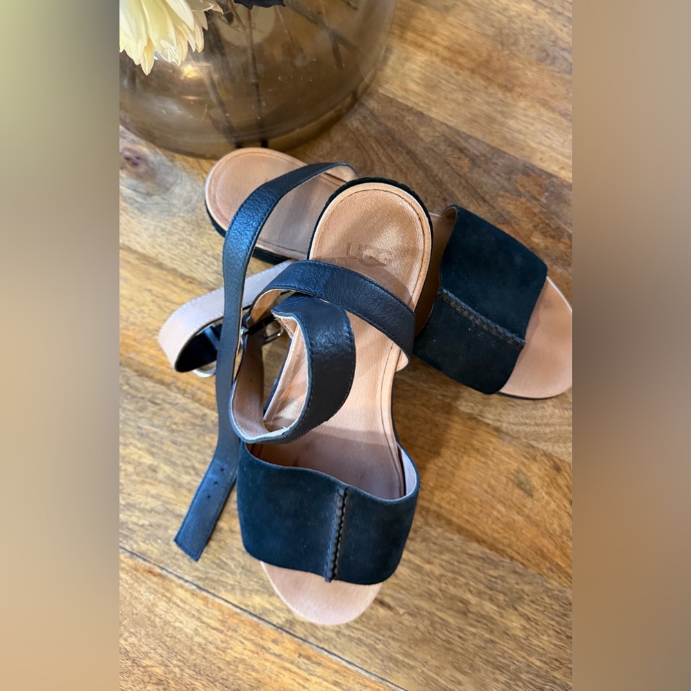 UGG Women's Black and Tan Sandals
